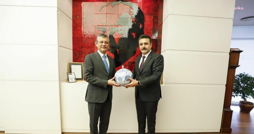 Dikili Belediye Başkanı Adil Kırgöz, eşi Nesrin Kırgöz ile birlikte