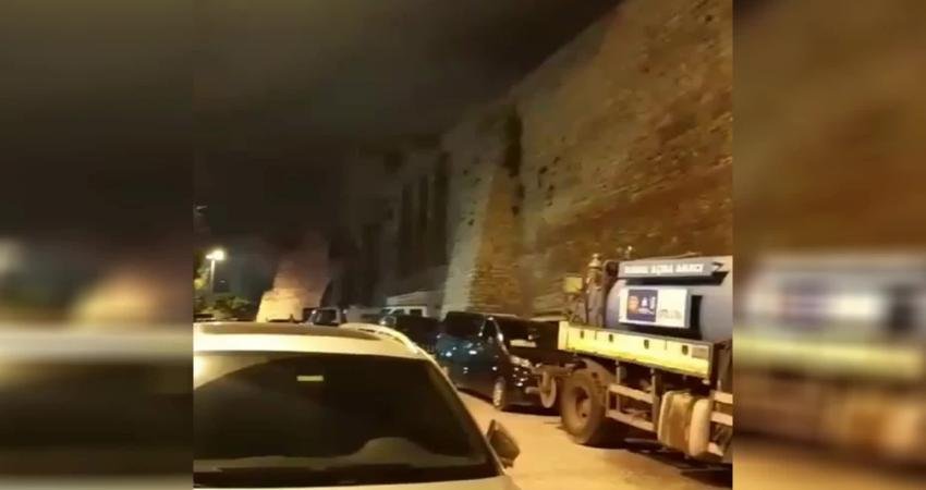 Demokrat Parti Genel Başkan Yardımcısı İlay Aksoy, Edirnekapı'daki tarihi surlara