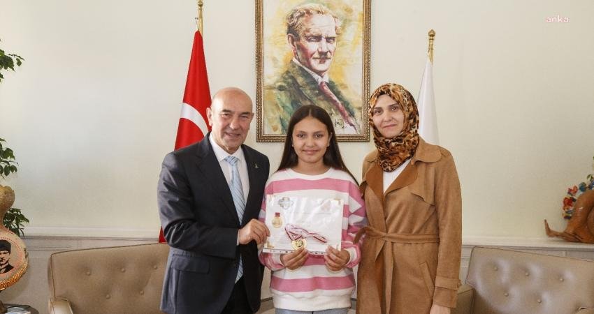 İzmir Büyükşehir Belediye Başkanı Tunç Soyer, hızlı kitap okuma yarışmasında