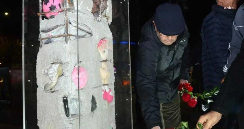 Düzce depreminde hayatını kaybedenler, Kırşehir'de Cacabey Meydanı'ndaki Deprem Anıtı önünde