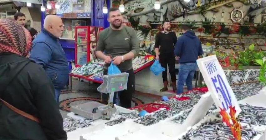 Edirne’de 150 liradan satılan hamsi, 50 liraya düştü. Fiyatın düşmesini