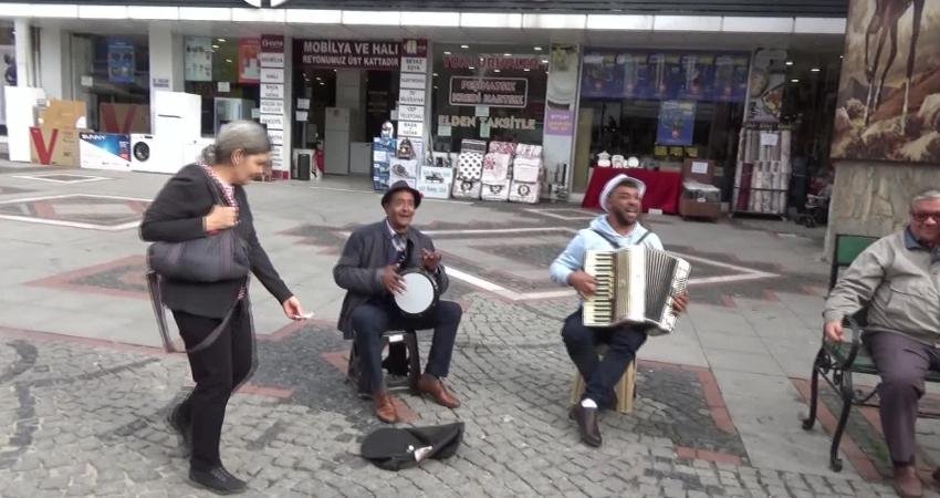 Edirne’de sokak müzisyenliği yapan Aşkım Yeşilli, söylediği şarkılarla sokaktan geçenlerin