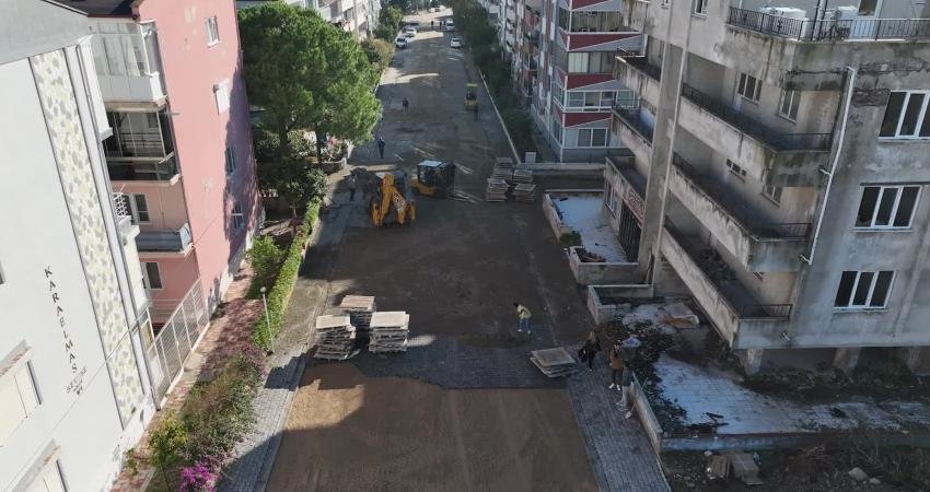 Edremit Belediyesi ilçe genelinde yol çalışmalarına devam ediyor. Edremit Belediye