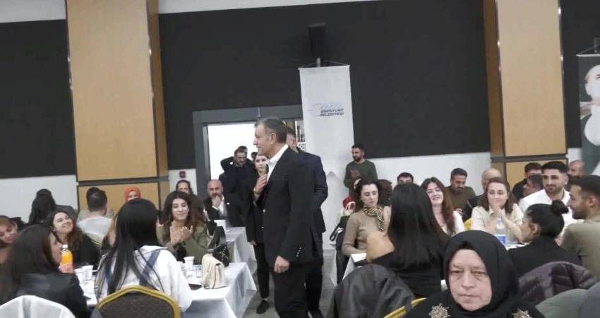 Esenyurt Belediye Başkanı Deniz Bozkurt, ilçe genelindeki öğretmenler onuruna bir