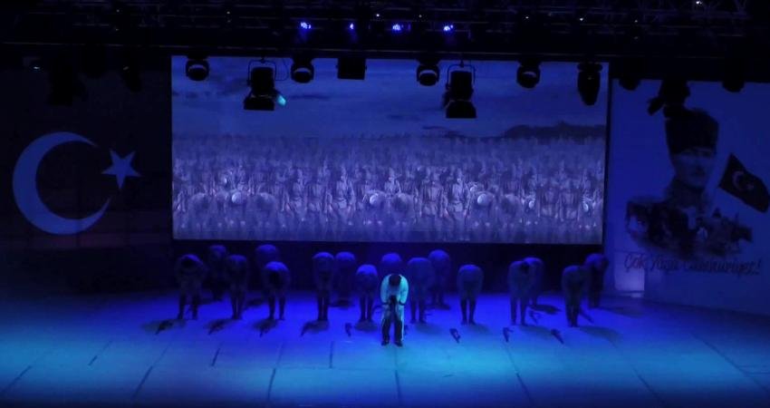 Esenyurt’ta 100. yıl gösterileri kapsamında sahne alan Devlet Halk Dansları