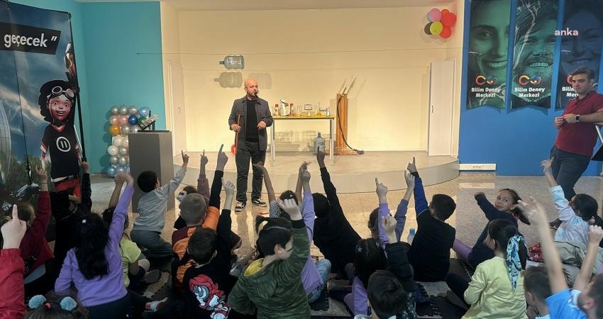 Çocukların erken yaşta bilimle tanışmalarına fırsat veren Eskişehir Büyükşehir Belediyesi