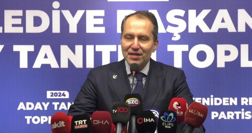 Yeniden Refah Partisi Genel Başkanı Fatih Erbakan, partisinin genel merkezinde