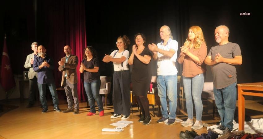 Kara komedi türündeki "Fay Hattı" tiyatrosu İzmir Foça'da sahnelendi.