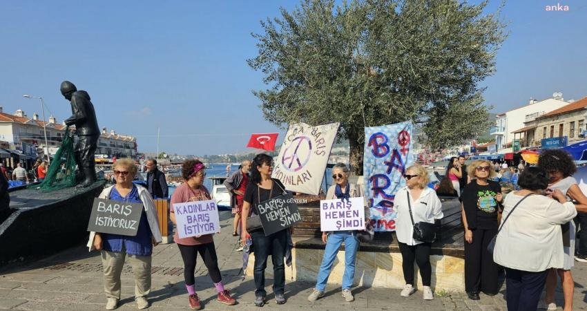 İzmir'in Foça ilçesinde kadınlar İsrail'i protesto etti. Kadınlar, uluslararası kamuoyuna