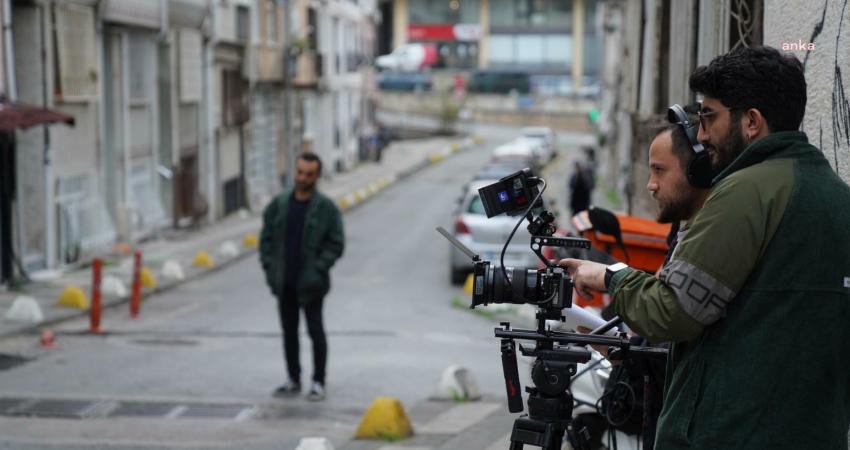 LGBTİ bireylerin toplum içerisindeki var oluş mücadelesinin ele alındığı, senaristliğini