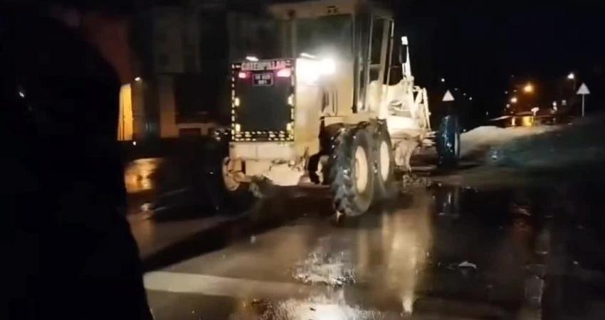 Gemlik'te gece geç saatlerde rüzgarla beraber etkili olan yağış, çok