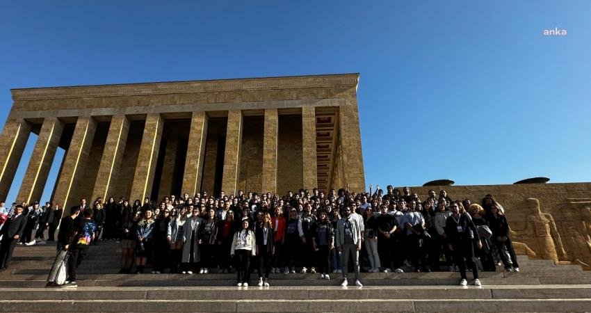 İzmir Büyükşehir Belediyesi’nin projelerinden Genç İzmir’e üye 230 genç, ulu