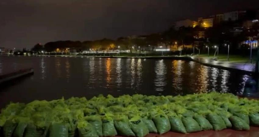 İstanbul'un Fatih ilçesinde deniz polisi tarafından düzenlenen operasyonda 4 ton