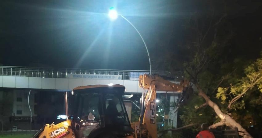 İstanbul’da fırtına ve sağanak yağış etkili oluyor. İstanbul Büyükşehir Belediye