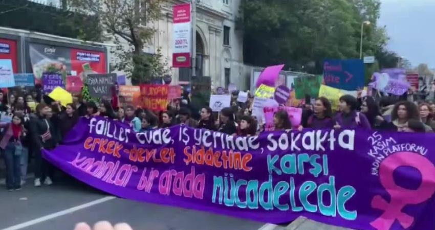 İstanbul'da, polis, kadınların "25 Kasım Kadına Yönelik Şiddetle Uluslararası Mücadele