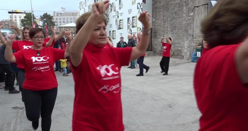 İzmir Büyükşehir Belediye Başkanı Tunç Soyer, DİSK Emekli-Sen temsilcileri ve