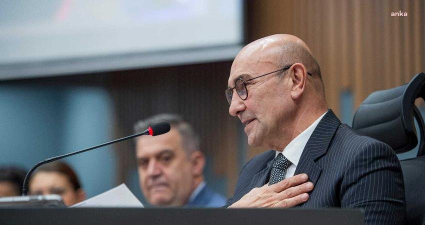 İzmir Büyükşehir Belediyesi meclis toplantısında konuşan ve kentin raylı sistem