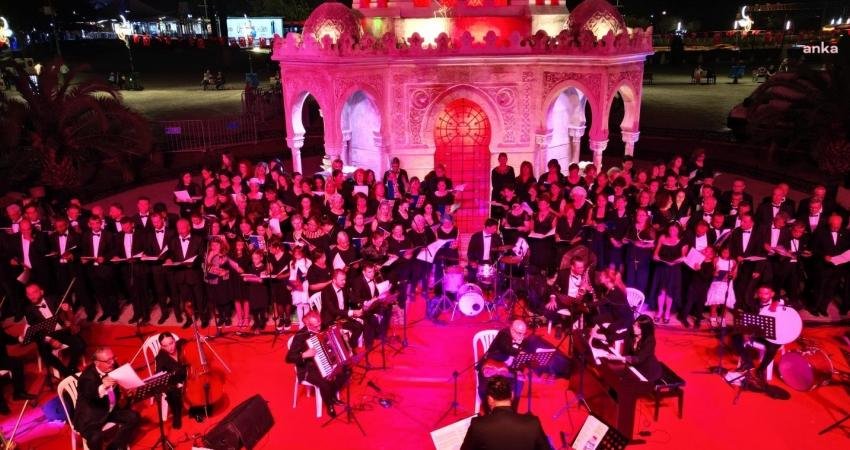 Cumhuriyet’in 100. yılını “bayram” coşkusuyla kutlayan İzmir Büyükşehir Belediyesi, dün