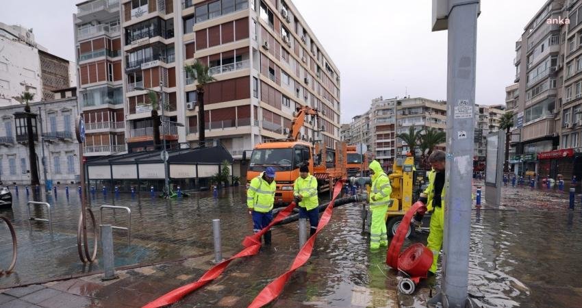 İzmir Büyükşehir Belediyesi ekipleri şehrin kıyı kesimlerinde tahribat yaratan fırtına