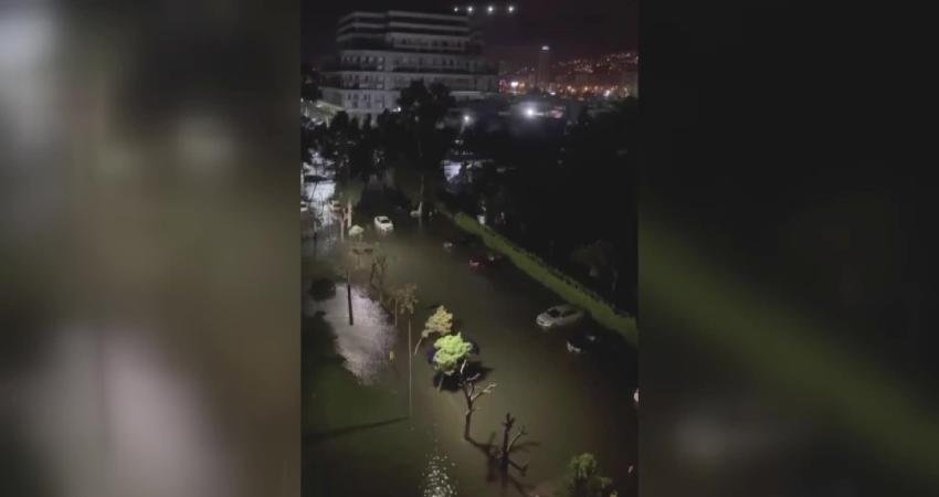 İzmir'de dün akşam saatlerinde başlayan fırtına kent genelinde ve ilçelerde