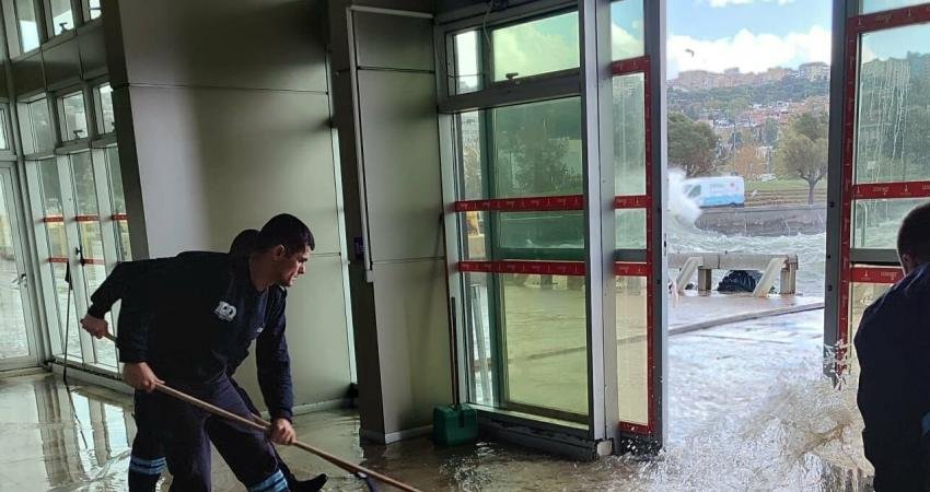 İzmir’de aşırı yağış, hava basıncı ve şiddetli rüzgar nedeniyle deniz