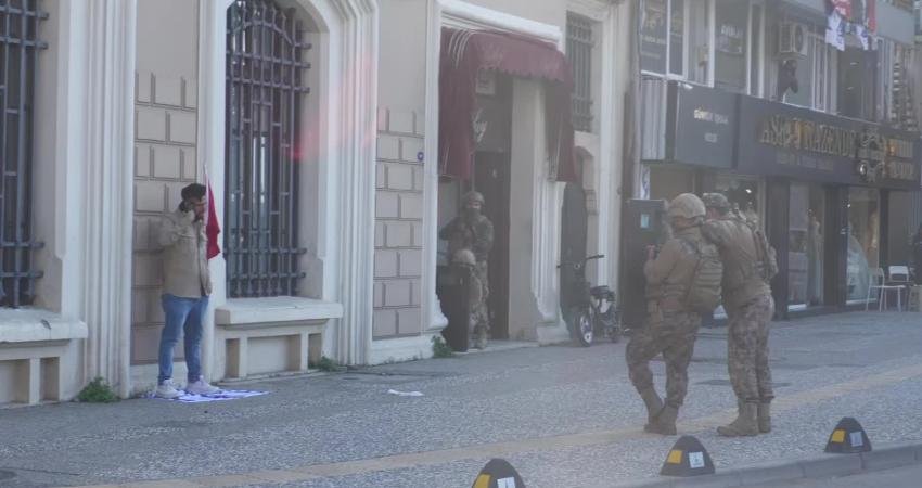 İzmir’in Konak ilçesinde bir kişi, yere serdiği İsrail bayrağının üzerine