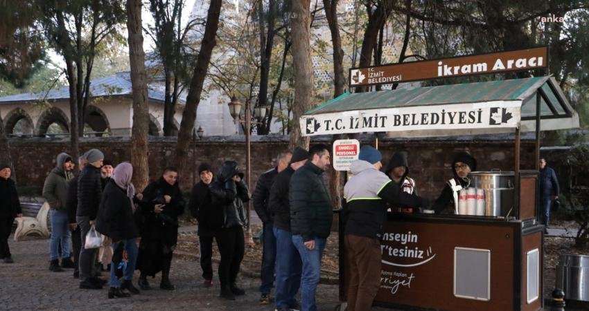 İzmit Belediyesi, kentin farklı noktalarında verdiği sıcak çorba hizmeti ile
