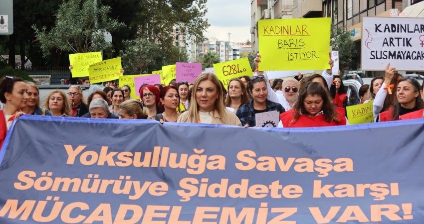 Bornova Belediyesi’nin kadın emekçileri ile sivil toplum örgütlerinin üyesi kadınlar,