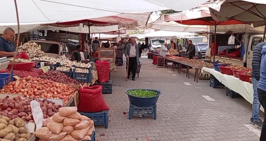 Osmaniye'nin Kadirli ilçesi semt pazarında kuruyemiş satan Mustafa Kafalı kuruyemiş