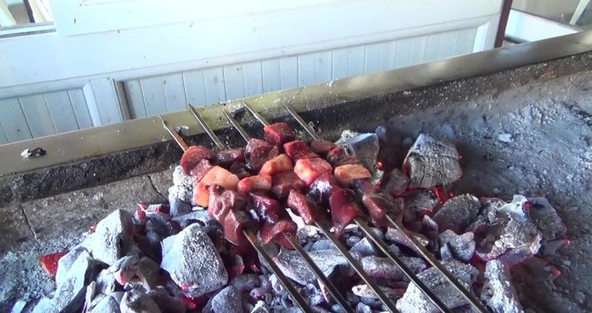 Osmaniye’nin Kadirli ilçesinde yıllardır kebapçılık yapan esnaf Özkan Duman, küçükbaş