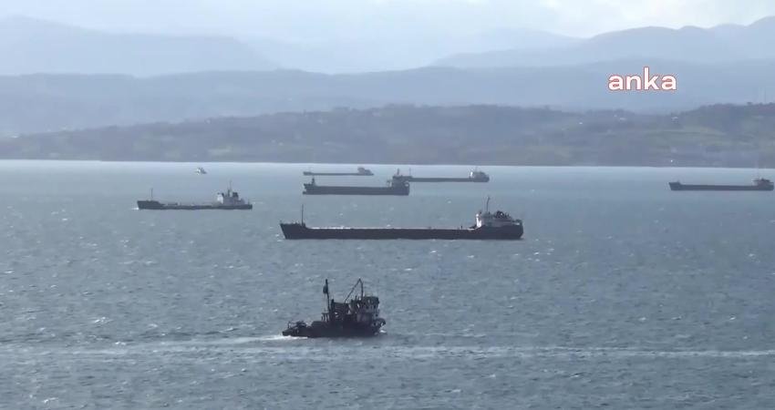 Karadeniz’de saatteki hızı 58 kilometreye çıkan fırtına nedeniyle yol almakta