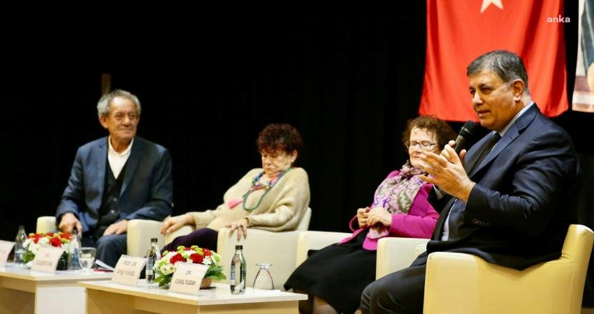 Karşıyaka Belediyesi’nin düzenlediği ‘Cumhuriyetimizin 100. Yılında Kadın’ söyleşisinde aydınlanma devrimlerinin