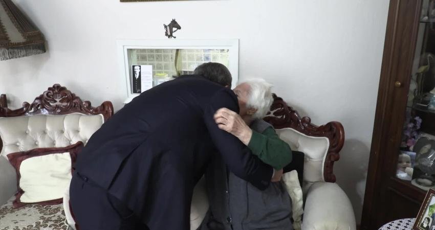 Her 24 Kasım’da ilkokul öğretmeni Neriman Oğuzer’i ziyaret eden Konak