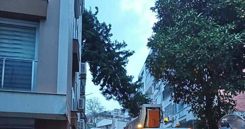 İzmir’de gece boyunca etkili olan kuvvetli sağanak yağış ve fırtına sebebiyle