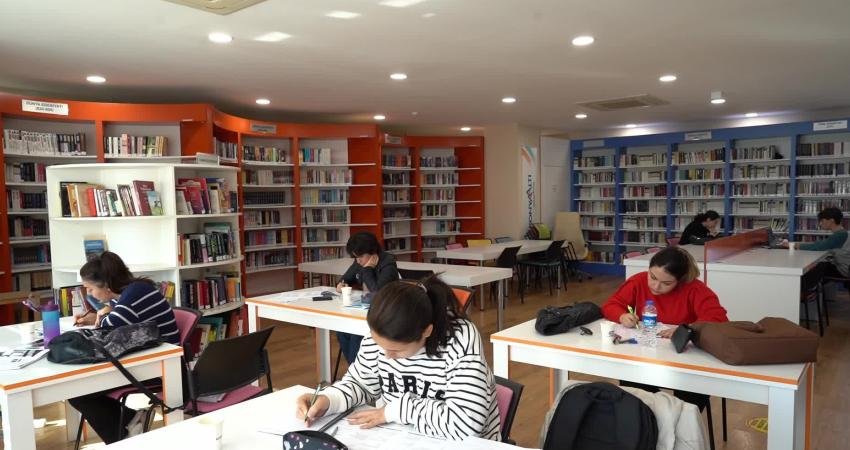 Konyaaltı Belediyesi Kütüphanesi, sıcak ortamı ve 20 bini aşkın kitabıyla