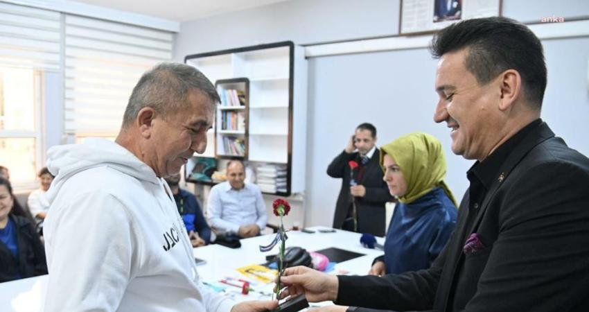 Kumluca Belediye Başkanı Mustafa Köleoğlu, 24 Kasım Öğretmenler Günü Haftası