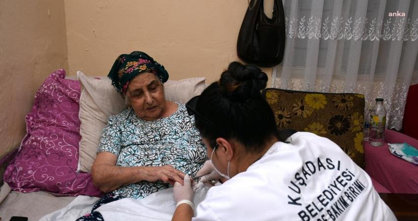 Kuşadası Belediyesi tarafından kurulan Evde Bakım Birimi, ihtiyaç sahibi yaşlı