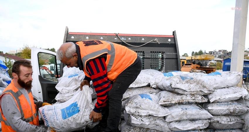 Kuşadası Belediyesi, havaların soğumasıyla birlikte ihtiyaç sahibi ailelere yakacak yardımında bulunmaya