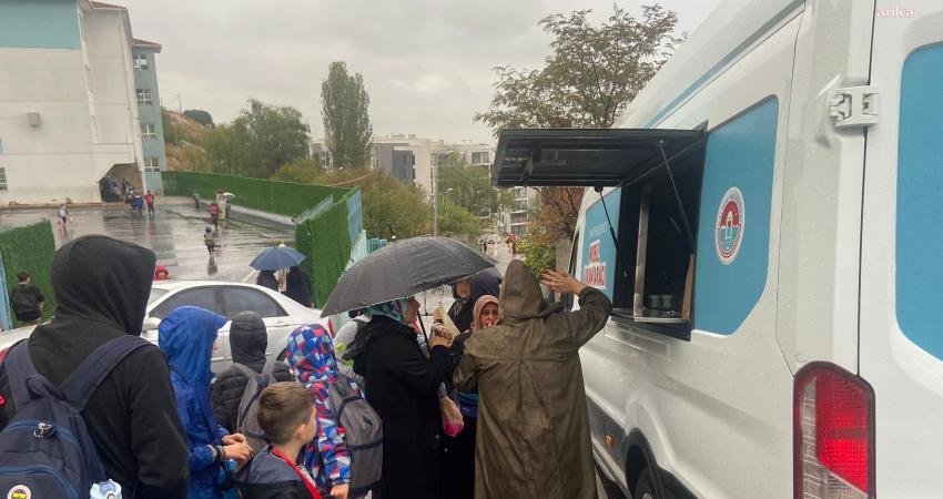 Maltepe Belediyesi, ilkokula giden çocuklara beslenme desteği vermeye başladı. Pilot