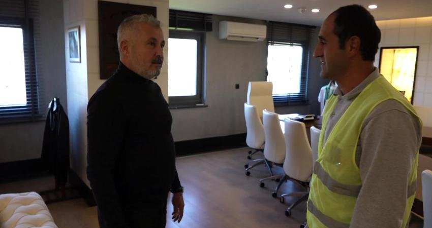 Manavgat Belediye Başkanı Şükrü Sözen, yol kenarında zarfın içinde bulduğu