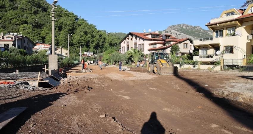 Yeni yollar açan Marmaris Belediyesi, mevcut yolları da yenilemeye devam