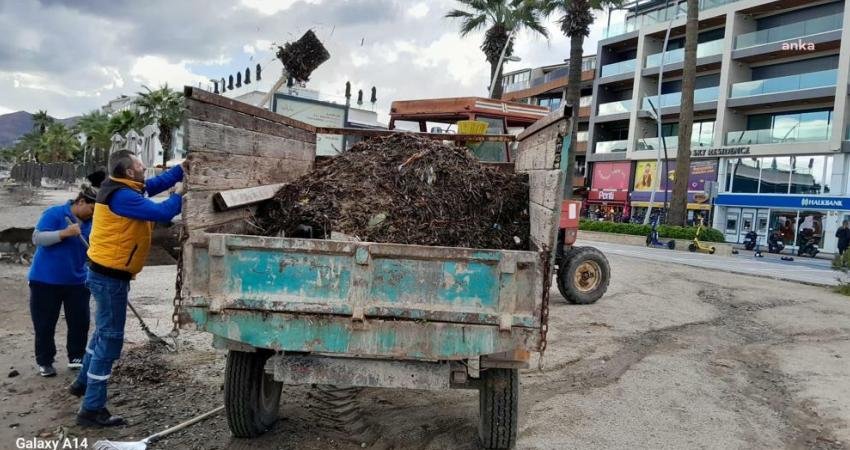 Marmaris'te etkili olan lodosun ardından Temizlik İşleri Müdürlüğü’ne bağlı ekipler