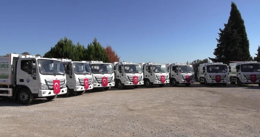 Menderes Belediyesi'nin araç filosuna kazandırdığı 10 adet yeni çöp kamyonu