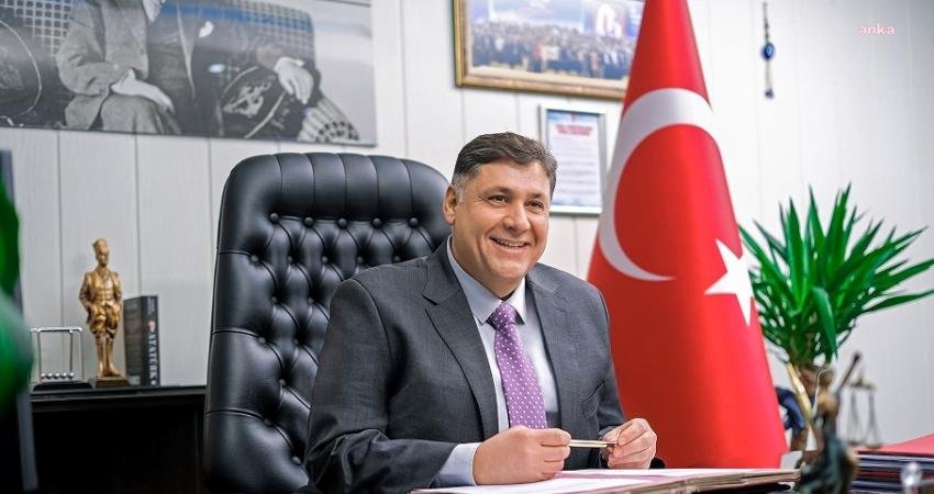 Menderes Belediyesi tarafından başlatılan eğitime destek programı kapsamında üniversite öğrencilerine