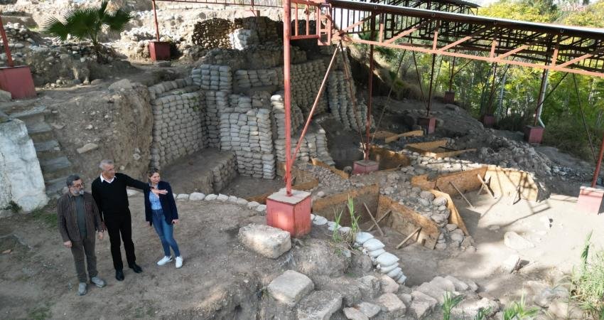 Mezitli Belediye Başkanı Neşet Tarhan, Soli Pompeiopolis Antik Kenti'nde yapılan