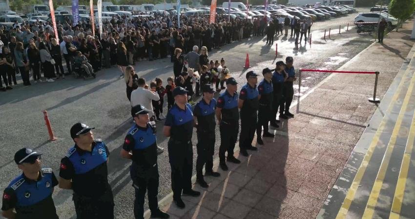 Mezitli’de tüm Türkiye’de olduğu gibi saatler 09.05’i gösterdiğinde hayat iki
