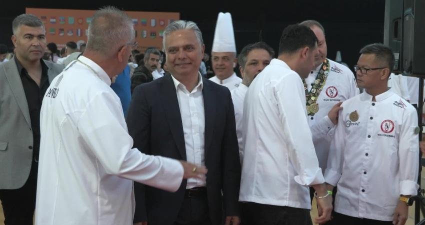 Muratpaşa Belediye Başkanı Ümit Uysal, mutfağın yıldızlarını buluşturan Uluslararası Gastronomi