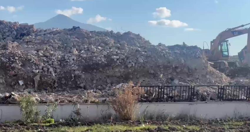 CHP Hatay Milletvekili Nermin Yıldırım Kara, Hatay Samandağ'da toplanan inşaat