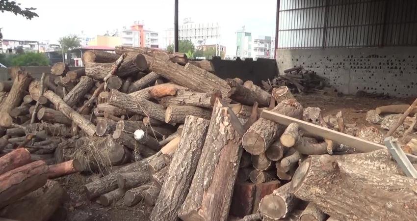 Osmaniye’de Keresteciler Sitesi'nde esnaf satışlardan; vatandaşlar ise odun fiyatlarından şikayetçi.