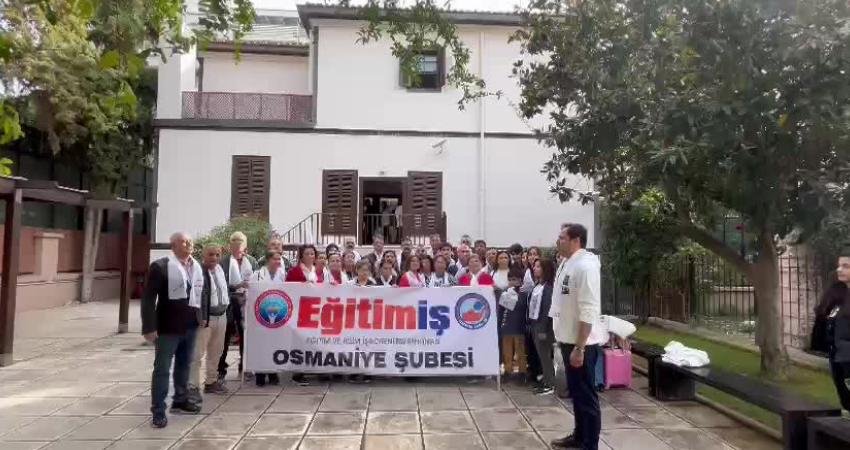 Eğitim-İş sendikası üyeleri Cumhuriyet'in 100. yılında Mustafa Kemal Atatürk'ün doğduğu